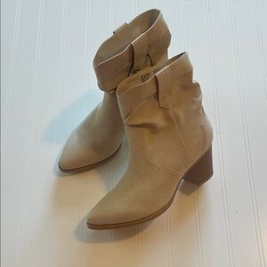 Time and Tru Beige Women’s Heeled Boots Size 8